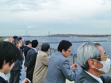 堺太陽光発電所の広大なパネルを見学する皆さま