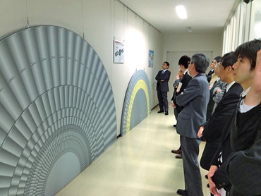 堺港発電所のシースルーで実物大のタービン断面図を見学する皆さま