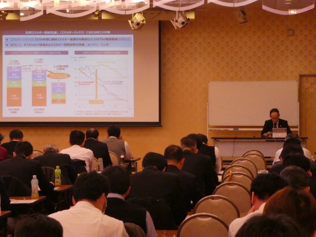 省エネルギー政策の最近の動向について講義する松村講師